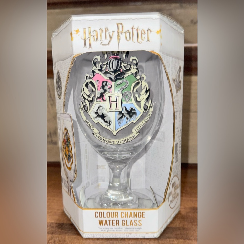 🥰 Harry Potter Hogwarts School Crest Magic Colour Change Water Glass Brand New
